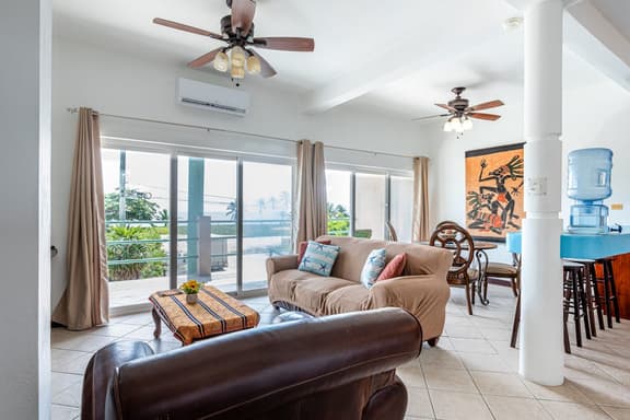 Beautiful condo w WiFi, central AC, shared pool & central location - Image 1