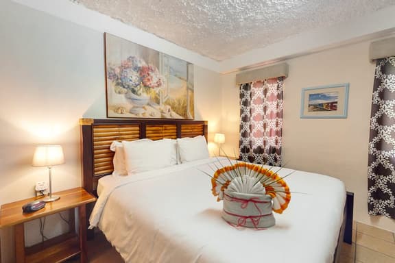 Perfectly located apartment w WiFi, AC, shared garden & pool - steps to seashore - Image 1