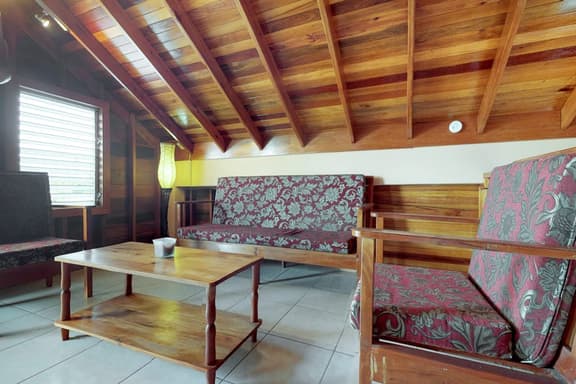 Lofty Space with a Private Veranda and Free WiFi - Walk 10 Minutes into Town - Image 1