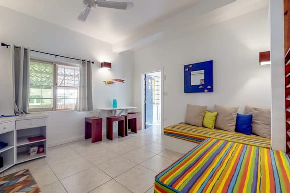 Tropical studio with partial AC & WiFi - 5 minutes to water taxis and the beach - Image 1