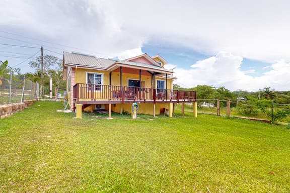 Serene villa with a large deck, gorgeous view, full kitchen, & washer dryer - Image 1