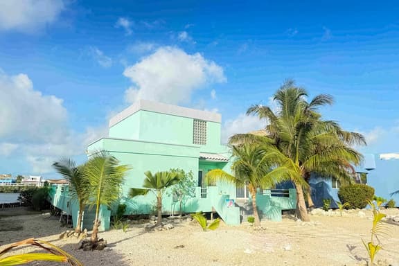 Escape to Paradise - Beautiful Lakeside Villa with pool access and WiFi - Image 1