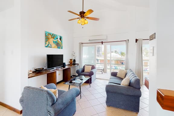 Lake-view condo with reef-view balcony, washer & dryer, pool & central AC - Image 1
