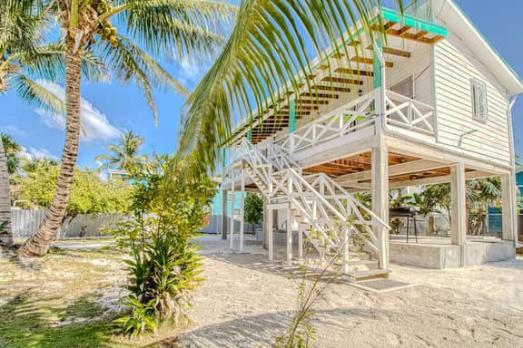 Island studio centrally located with balcony, hammock, & grill - Image 1