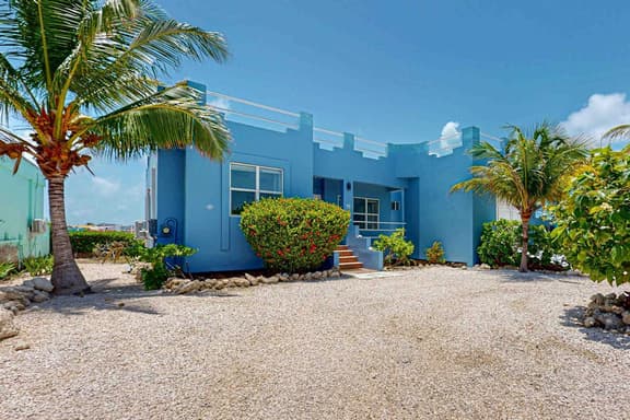 Waterfront villa with outdoor pool, washer dryer, & central AC - Image 1