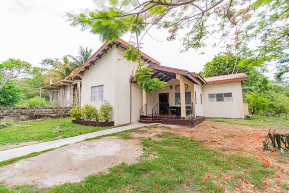 Tranquil single-level retreat with lush patio, hammock, & high-speed WiFi - Image 1