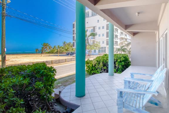 Sea-view, dog-friendly condo with pool & central AC- between the beach & lagoon - Image 1