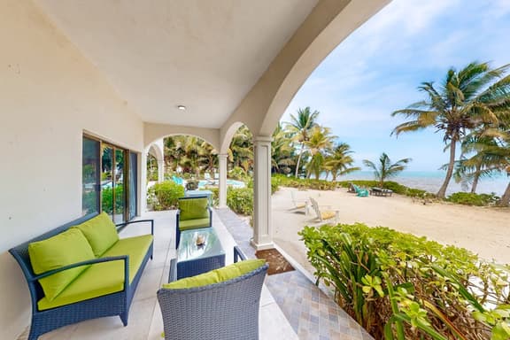 Ground-floor ocean-view condo with dock, pool, full kitchen, & AC - Image 1