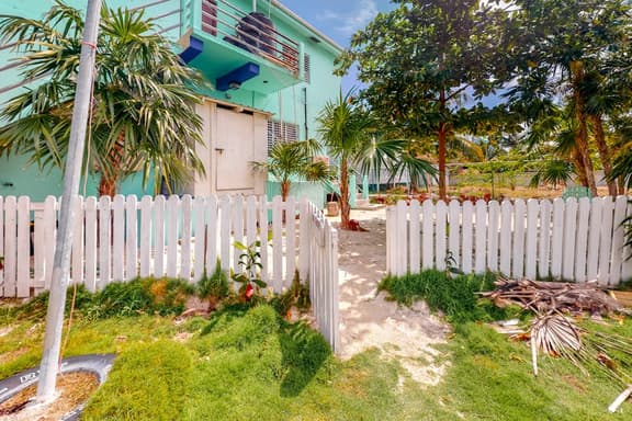 Cheerful, hotel-style studio w WiFi, picnic table, partial AC & bikes to use - Image 1