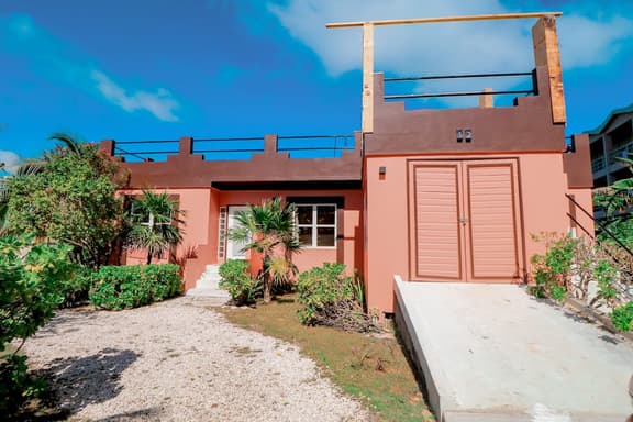 Beautiful lake-view villa with balcony, pool, & partial AC - near dining & shops - Image 1