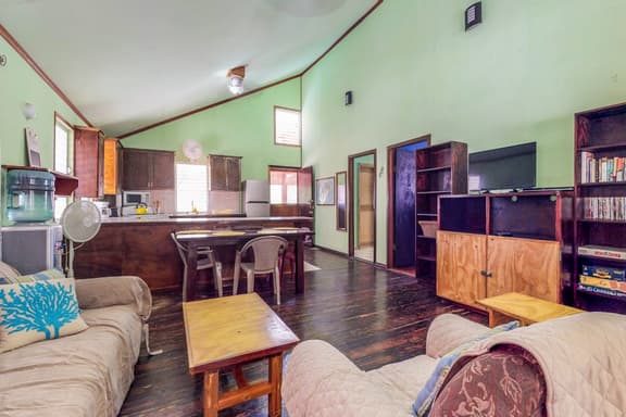 Comfortable home w casual island vibes, WiFi & partial AC - near the beach & town - Image 1