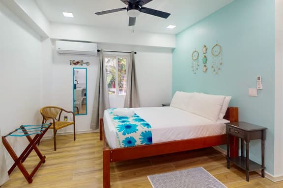 Cozy island cabana with central AC, bikes, BBQ area & walk-to-beach access - Image 1