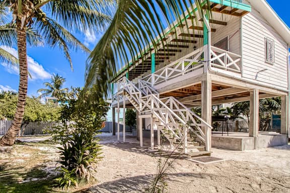 Tropical studio with hammock, shaded balcony, & enclosed yard - Image 1