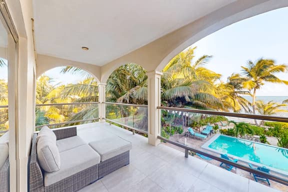 Relaxing condo with shared pool, ocean views, partial AC & WiFi - Image 1