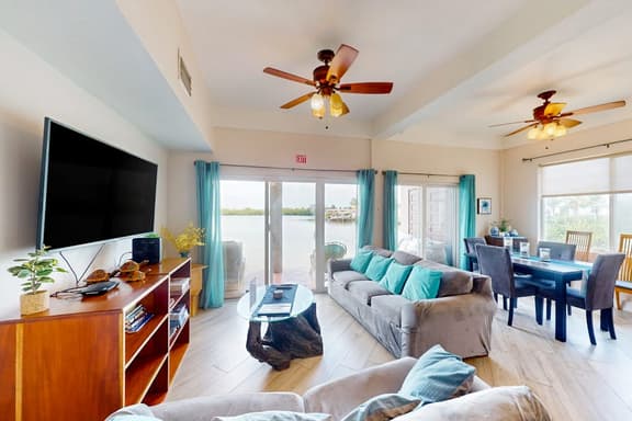 Caribbean condo with ocean view, on-site pool, & private balcony - Image 1