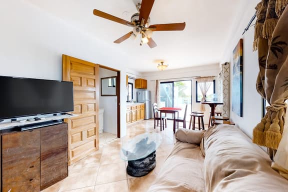 Resort Gem with Great Views, WiFi, AC, Shared Pool & Rooftop Deck - Image 1
