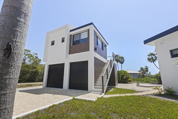 Charming lagoon front apartment with kayaks, SUPs, & nearby beach - Image 1