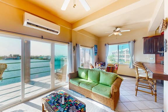 Comfortable condo with lagoon-view balcony, WiFi, AC & pool access - Image 1