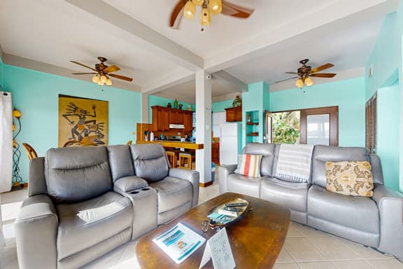 Charming lakefront apartment with stunning views of the lake - Image 1