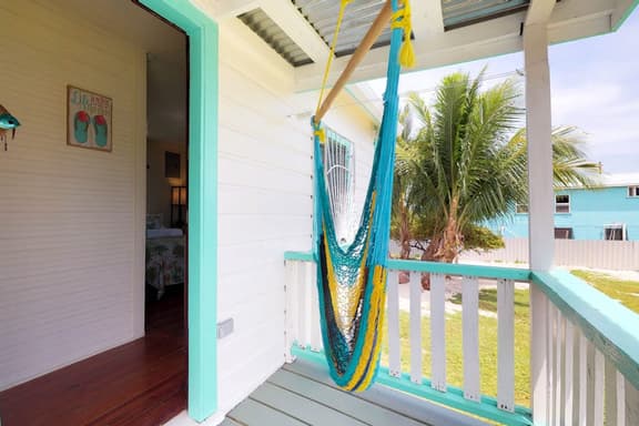 Colorful studio cabana with WiFi, partial AC, yard & picnic area - walk to town - Image 1