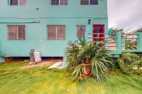 Hotel-style studio with kitchen, picnic area, free bikes, WiFi & partial AC - Image 1