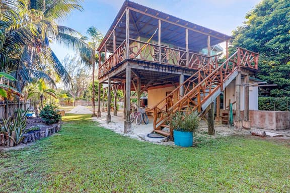 Charming guesthouse with balcony, hammock, WiFi & partial AC - walk to the beach - Image 1