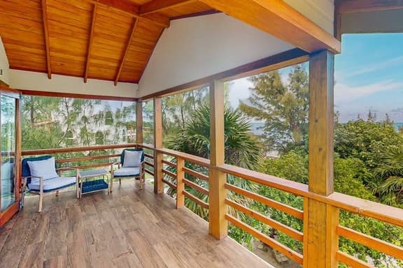 Dazzling beach stay with a balcony - pool, bikes, canoes, grill, & dock access - Image 1