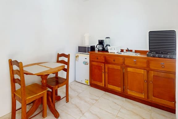 Enchanting single-level living space with a mini kitchen in a prime area - Image 1