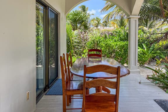 Colorful oceanfront condo with shared pool and jetted tub - Image 1