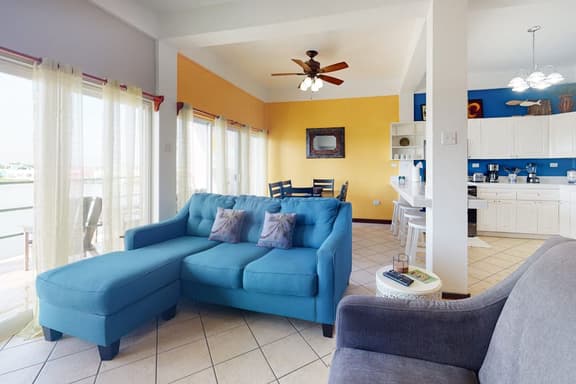 Fabulous condo w lagoon view, WiFi, central AC, shared pool & central location - Image 1