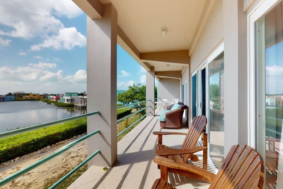 Renovated, oceanfront condo with balcony, AC & outdoor pool - snowbird-friendly - Image 1