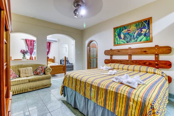 Lovely Home Suite w Balcony, Great View, Shared Pool, AC & WiFi - Ideal for Day Trips - Image 1