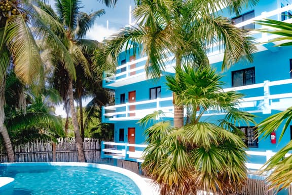 Cozy Suite for Two with WiFi, AC, Shared Pool, Grill & Sunsets from the Rooftop - Image 1