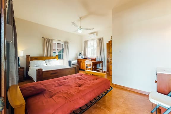 Charming studio w ocean view, deck, partial AC & WiFi - short walk to the beach - Image 1