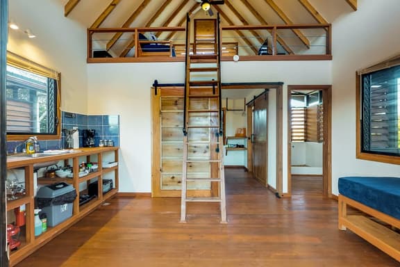 Treehouse cabana suite in a quiet area with veranda, WiFi & partial AC - walk to beach - Image 1