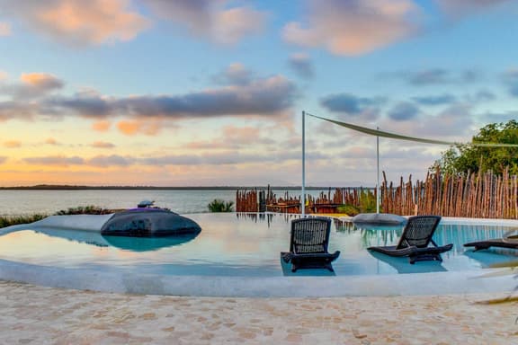 Lagoon-front studio with water access, infinity pool, & AC - Image 1