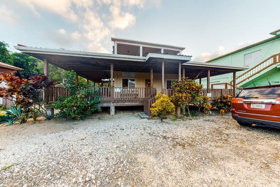 Two studios w ocean views, deck, partial AC & free WiFi - close to the beach - Image 1