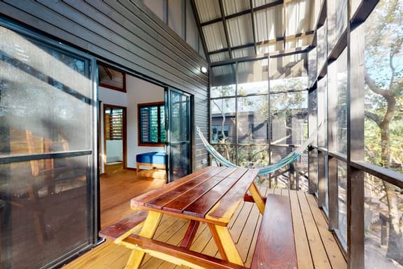 Quiet treehouse cabana with veranda, hammock, WiFi & partial AC - walk to beach - Image 1