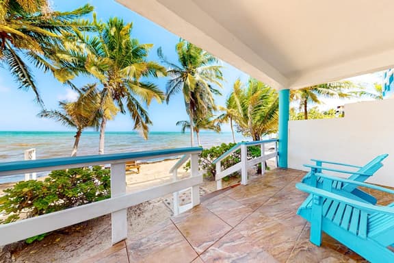Charming beachfront condo with a kitchenette, shared pool, WiFi, & beach access - Image 1