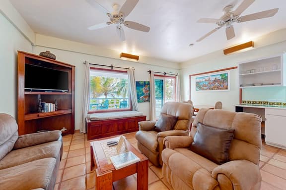 Colorful oceanfront condo with shared pool, WiFi, ocean view, and central AC - Image 1