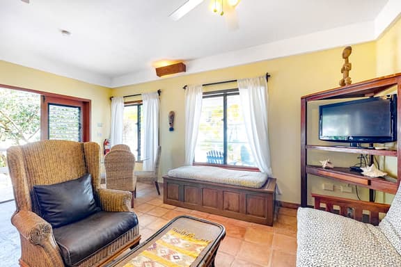 Charming, beachfront condo with shared outdoor pool, central AC, & free WiFi - Image 1