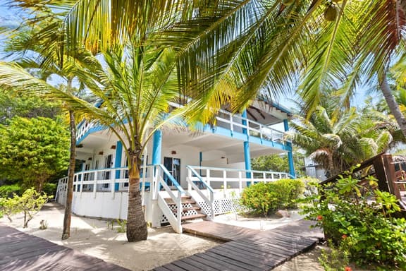 Oceanfront escape with shared, outdoor pool, free WiFi, & air conditioning - Image 1