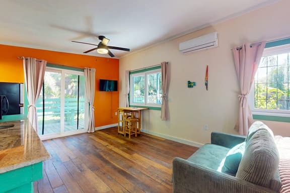 Charming retreat with spacious outdoor areas, cozy interior & near to beach - Image 1