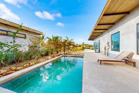 Waterfront villa with private pool, furnished deck & gas grill - Image 1