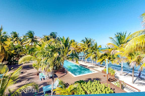 Comfortable oceanfront condo with a shared pool, ocean views & free WiFi - Image 1