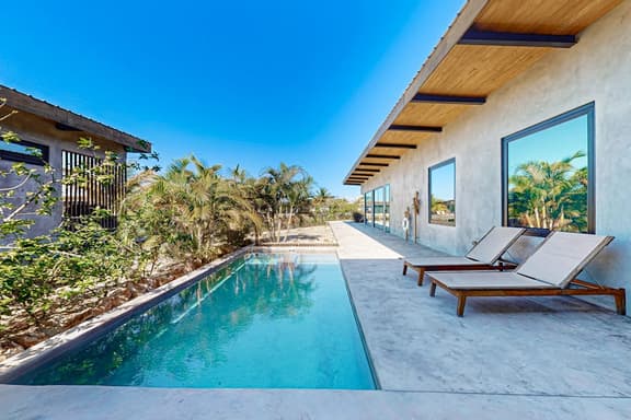 Luxury villa in gated community with tropical garden, pool & pet friendly - Image 1