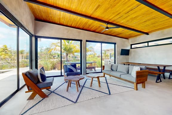 Spacious waterfront villa with private plunge pool, deck & full kitchen - Image 1