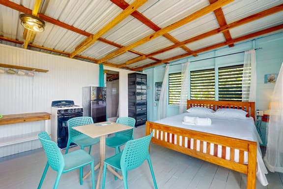 Beachfront cabin with private deck, ocean views & family-friendly vibe - Image 1