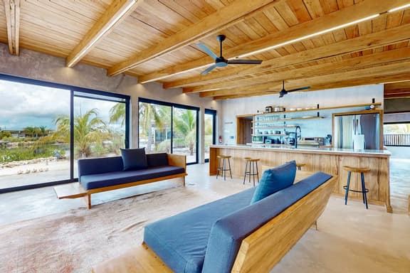 Tranquil canal-view villa with WiFi, dog-friendly space & open layout - Image 1