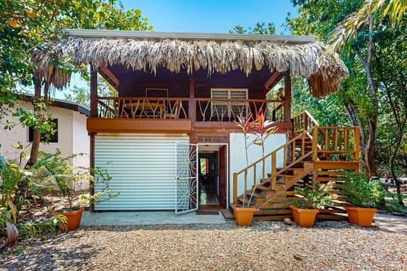 Charming duplex with full Kitchen & WiFi - near dining & stunning attractions - Image 1